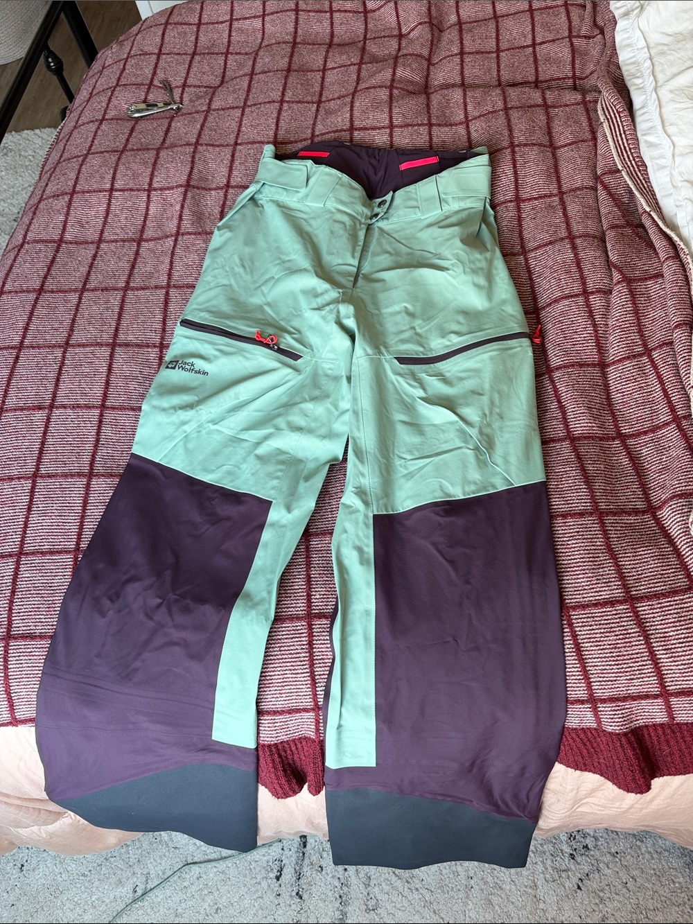 Jack Wolfskin Two-Tone Women's Track Pants in Mint Green & Dark Plum